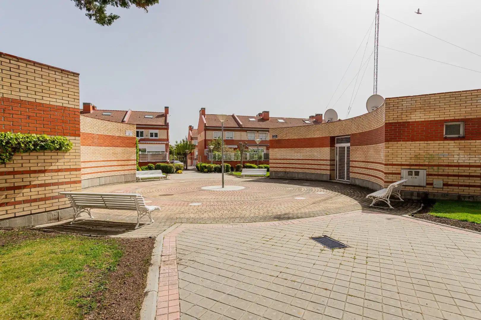 Vista exterior de Casa adosada en venta en Tres Cantos con Calefacción, Jardín privado y Terraza