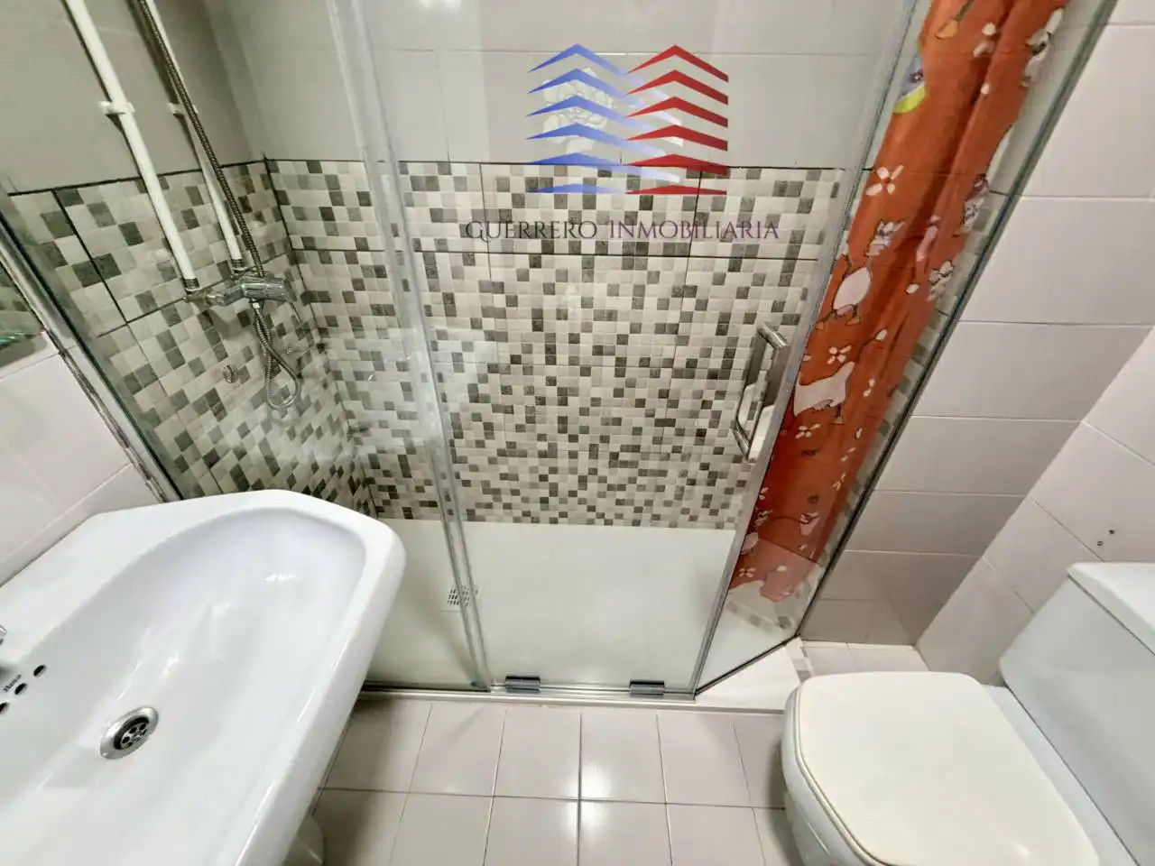 Baño de Piso de alquiler en Vigo  con Calefacción, Parquet y Terraza