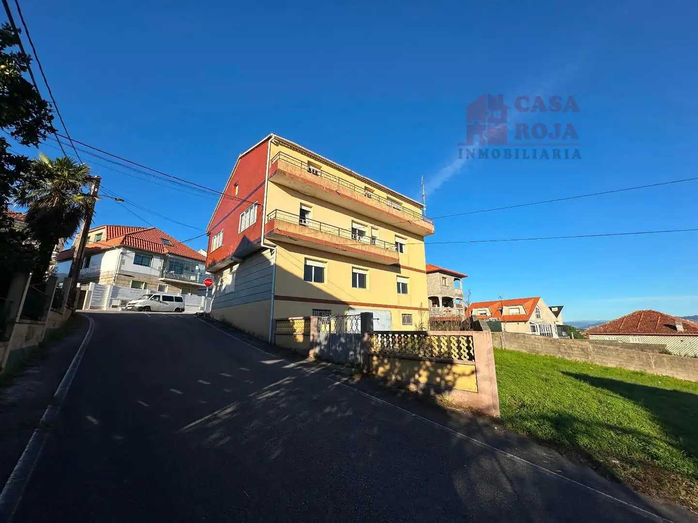 Vista exterior de Casa o xalet en venda en Cangas  amb Calefacció, Terrassa i Traster
