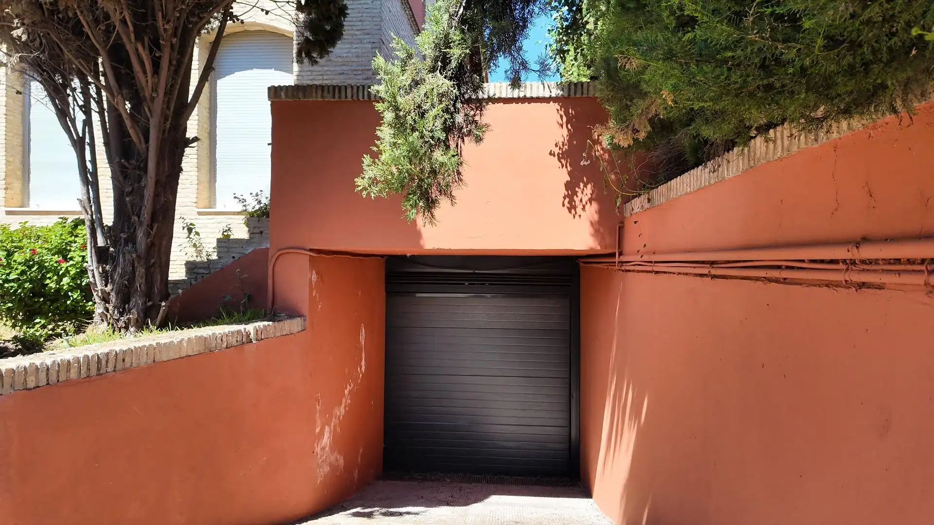 Parking de Casa o chalet en venta en Bormujos con Aire acondicionado, Calefacción y Jardín privado