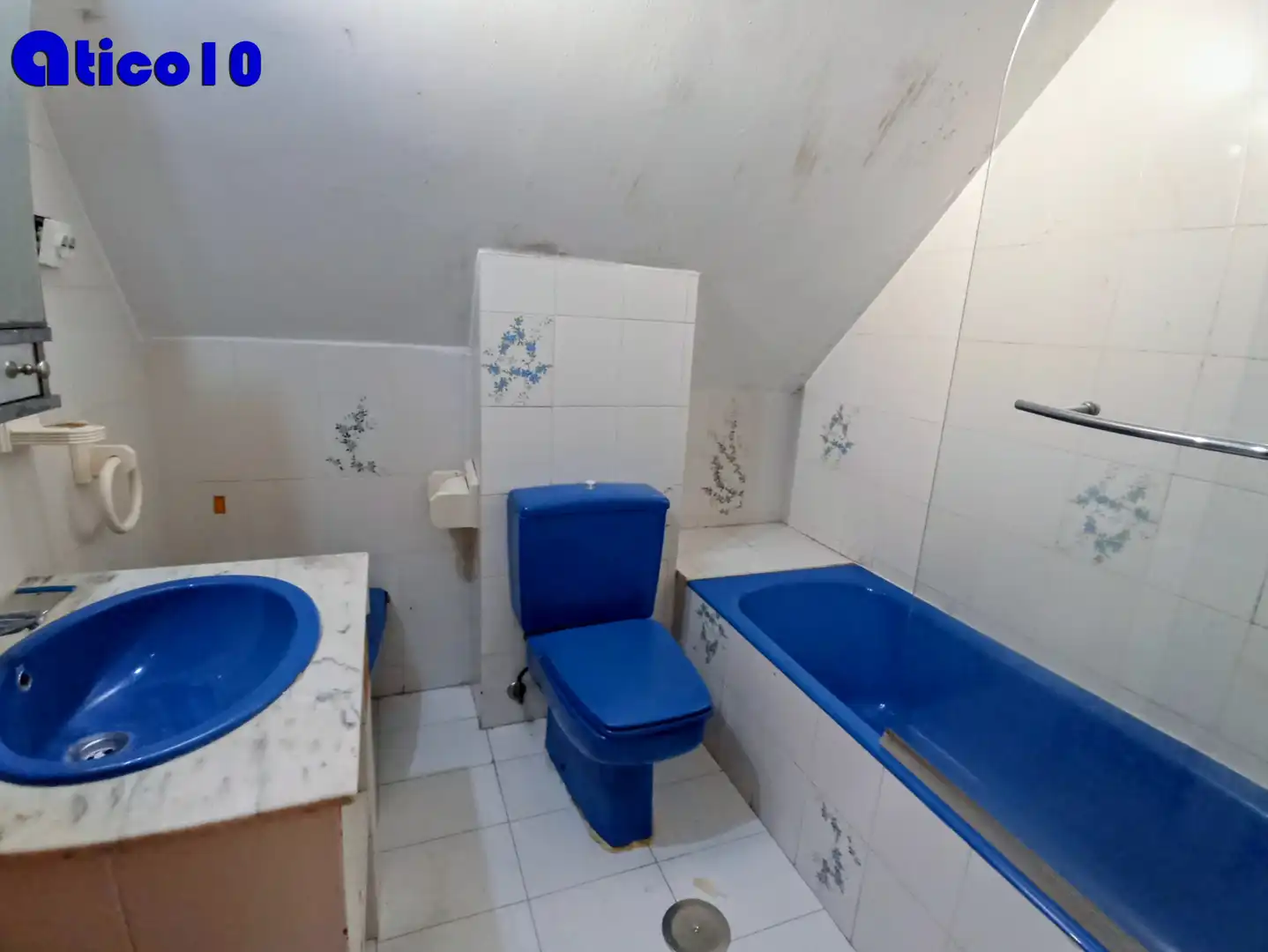 Bathroom of Attic for sale in Oviedo   with Heating, Parquet flooring and Terrace