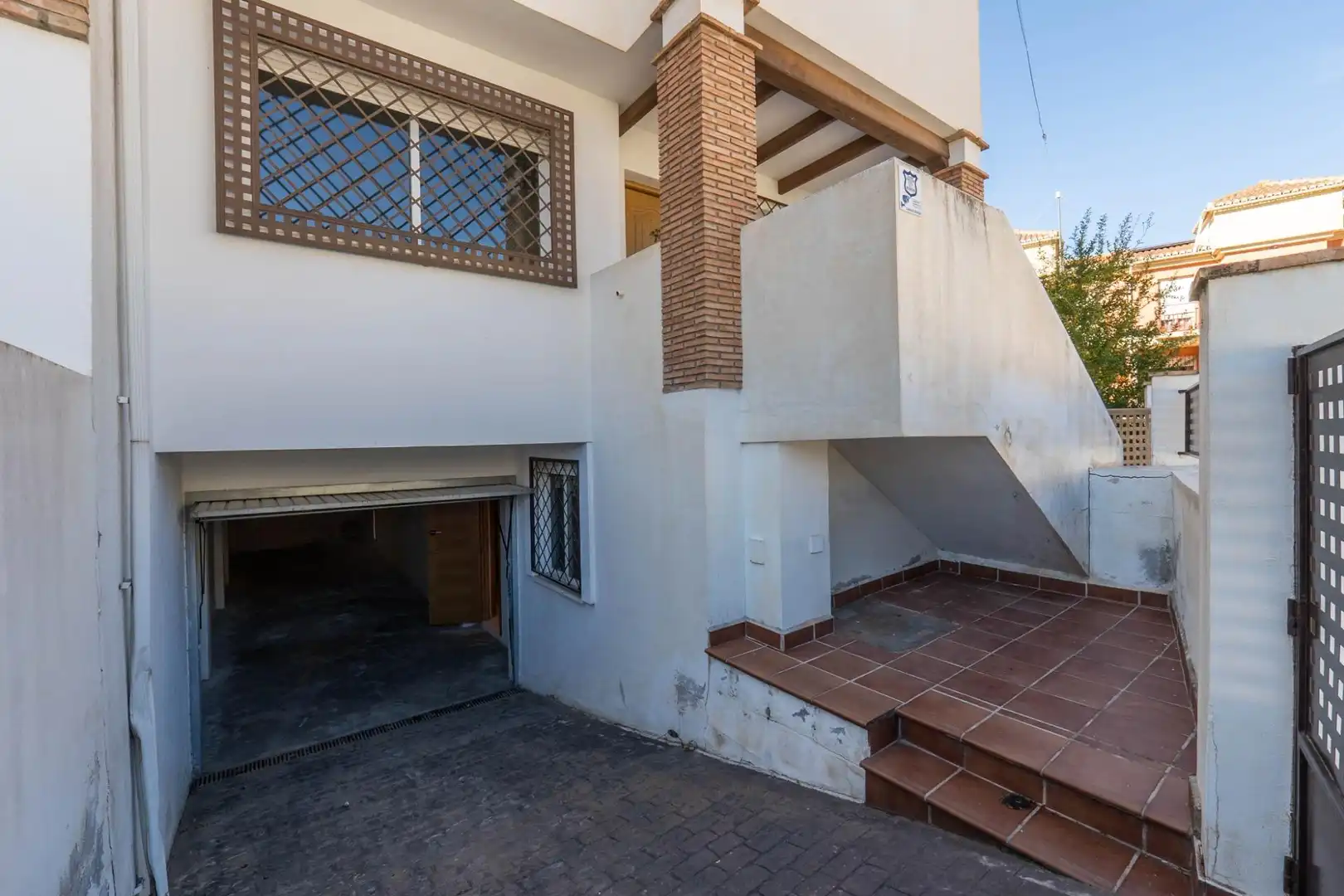 Vista exterior de Casa adosada en venta en Cenes de la Vega con Aire acondicionado, Calefacción y Jardín privado