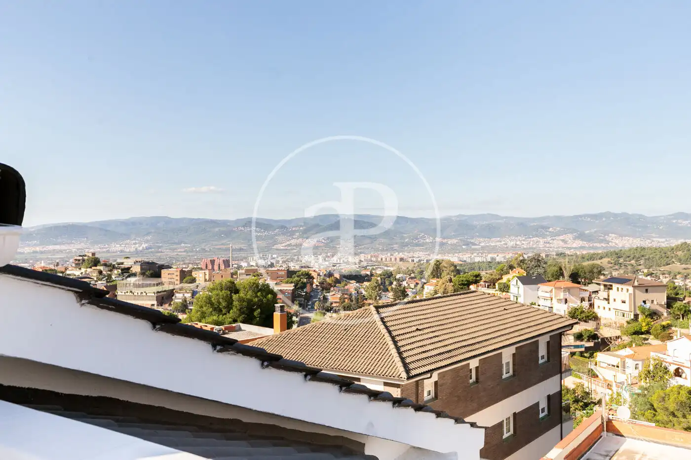 Vista exterior de Casa o xalet en venda en Esplugues de Llobregat amb Calefacció, Jardí privat i Terrassa