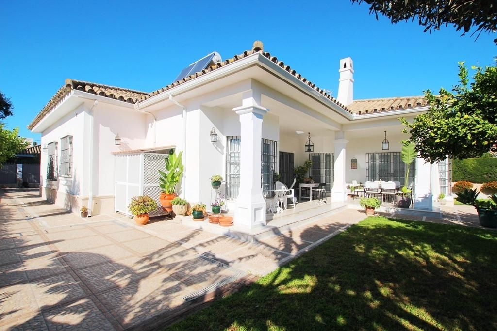 Vista exterior de Casa o xalet en venda en Jerez de la Frontera amb Aire condicionat, Calefacció i Jardí privat