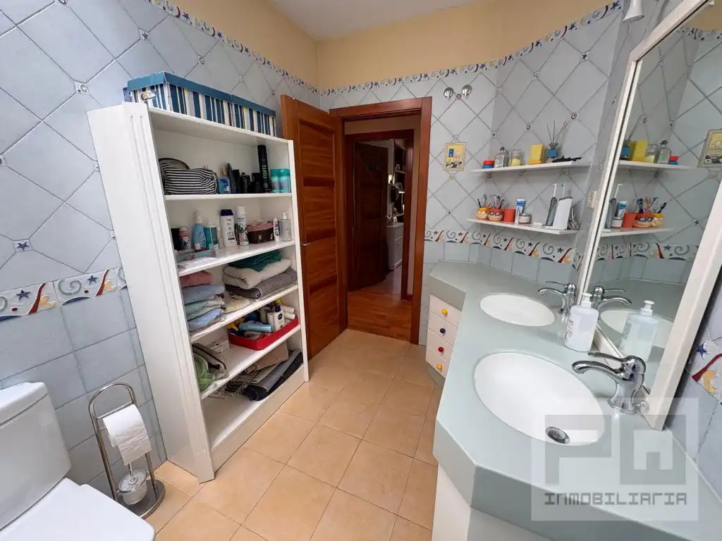 Badezimmer von Haus oder Chalet zum Verkauf in Las Navas del Marqués  mit Ofen, Waschmaschine und Mikrowelle