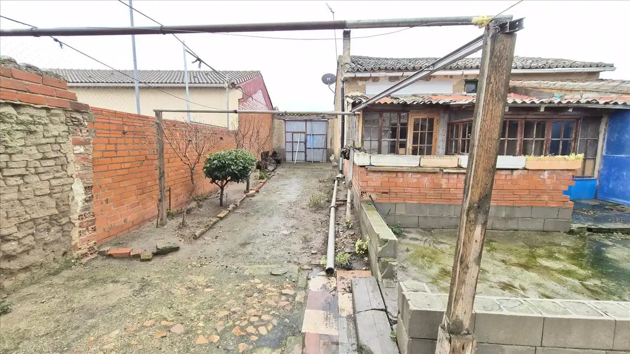 Vista exterior de Casa o xalet en venda en Rueda amb Jardí privat