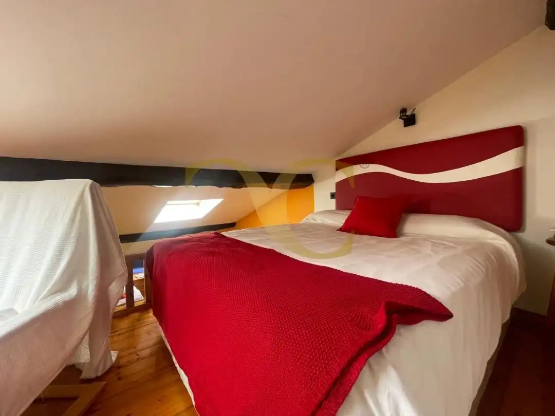 Schlafzimmer von Dachboden zum Verkauf in Ribadesella mit Heizung