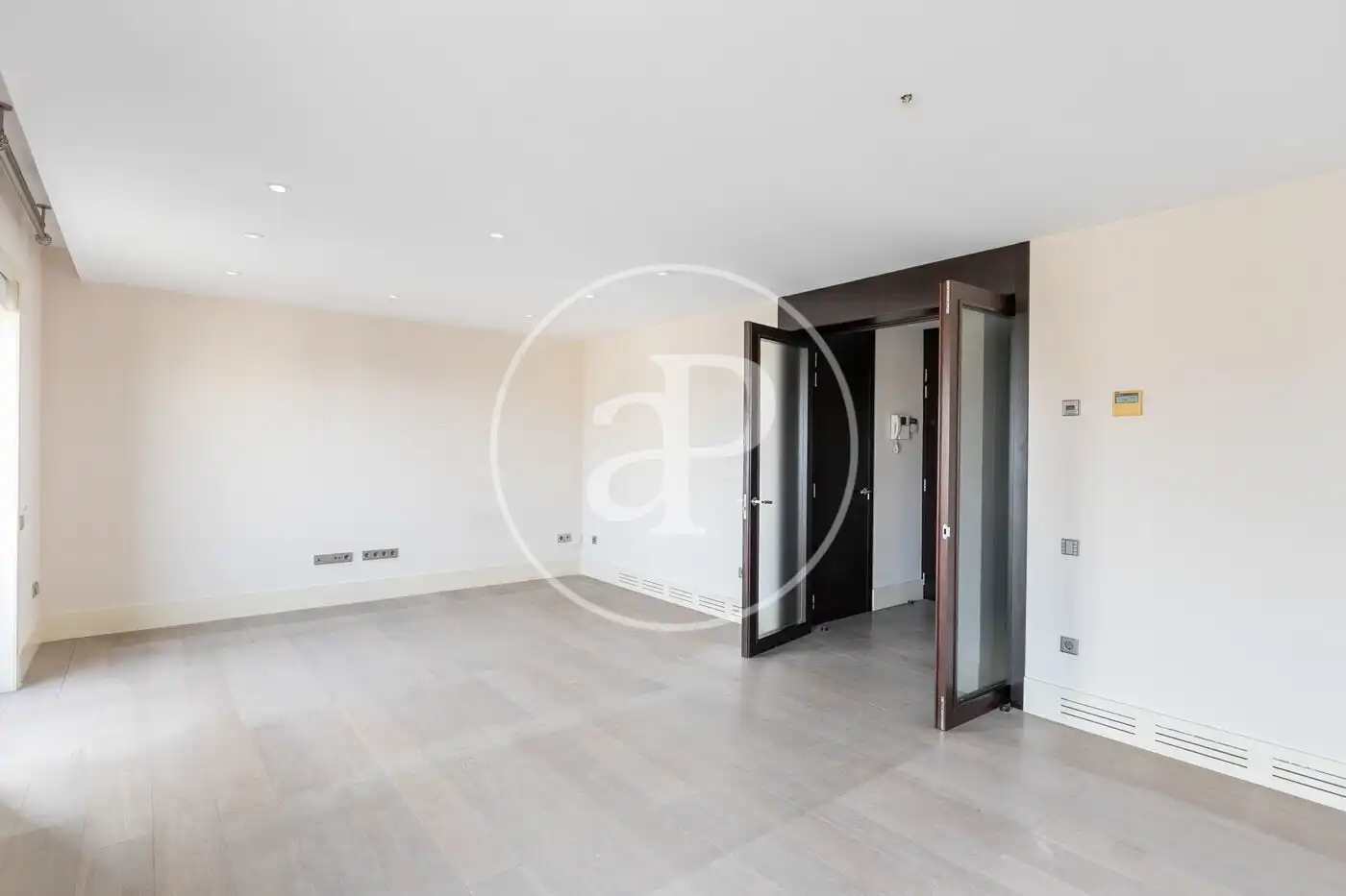 Flat for sale in Barcelona  with Air Conditioner and Heating