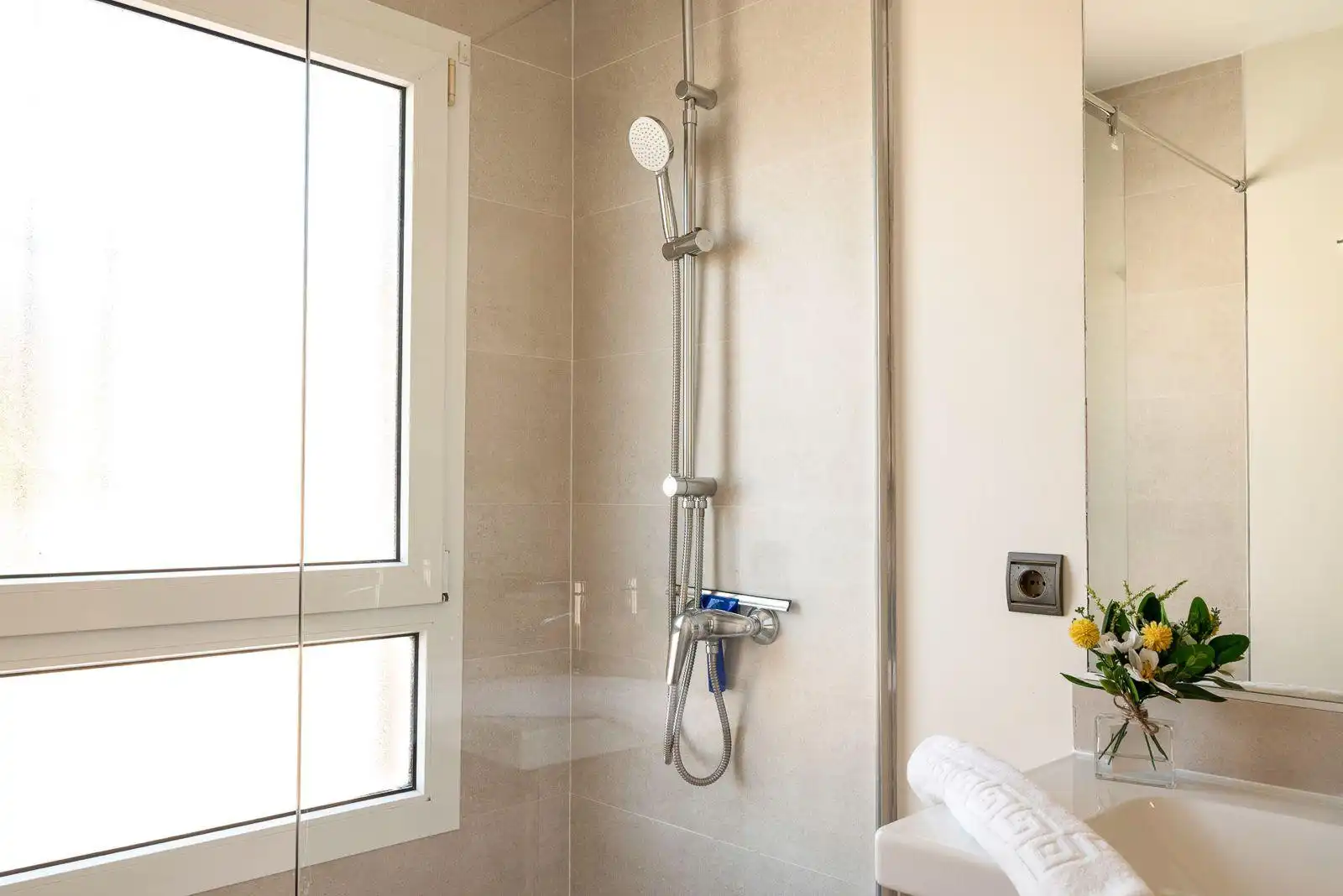 Baño de Casa adosada en venta en Marbella con Aire acondicionado, Calefacción y Jardín privado