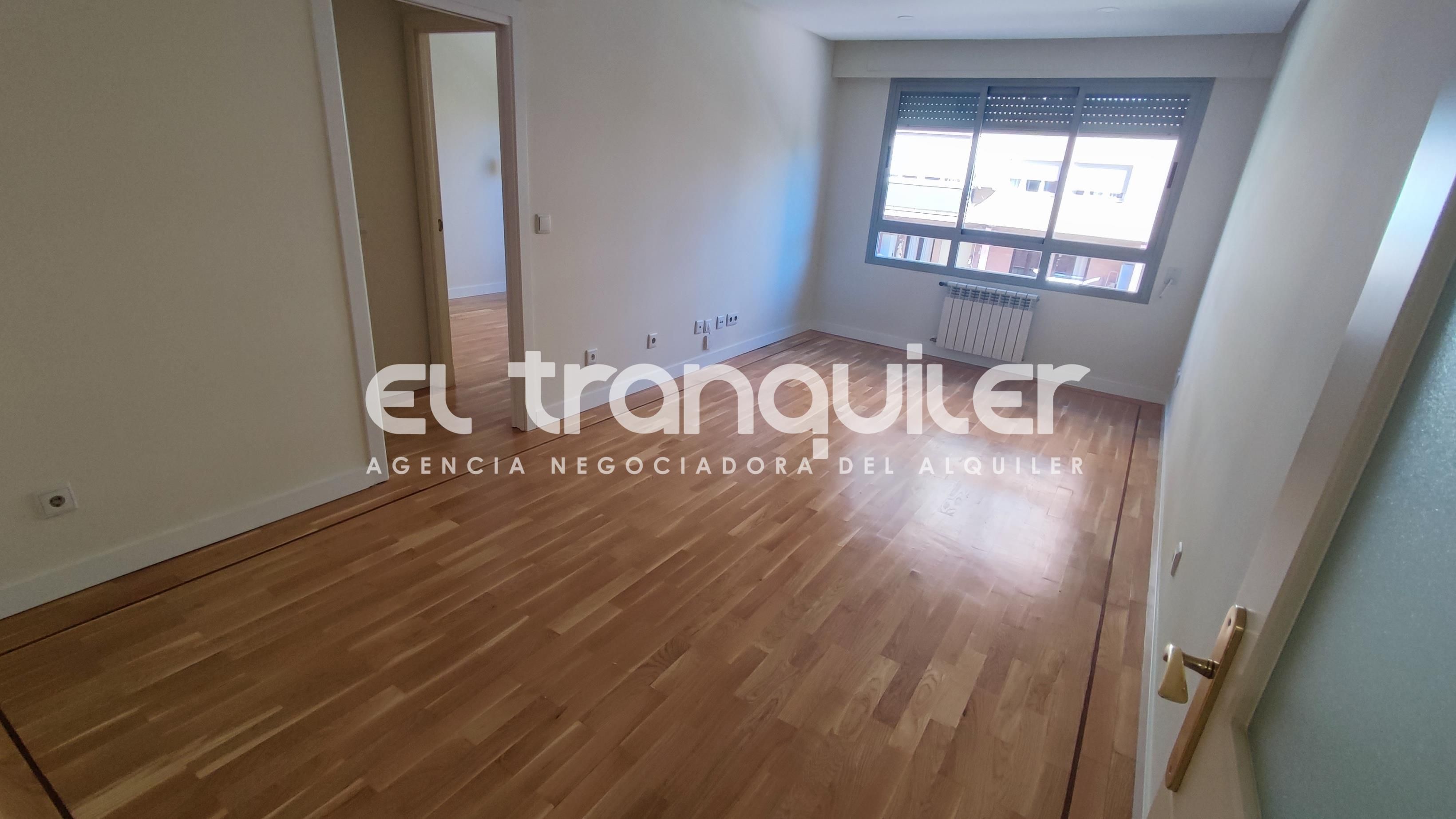 Bedroom of Flat to rent in  Madrid Capital  with Air Conditioner, Parquet flooring and Swimming Pool