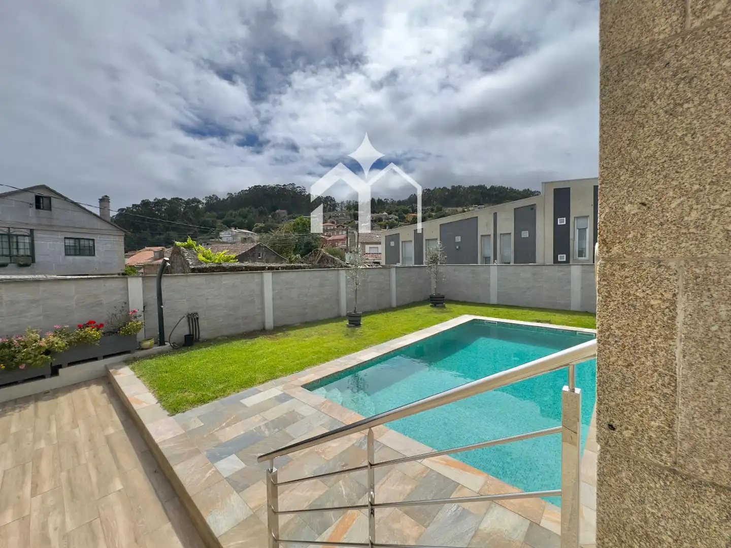 Piscina de Casa o xalet en venda en Cangas  amb Calefacció, Parquet i Terrassa