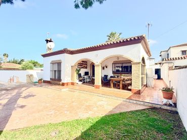 Chalet con balcón en venta en Los Gallos