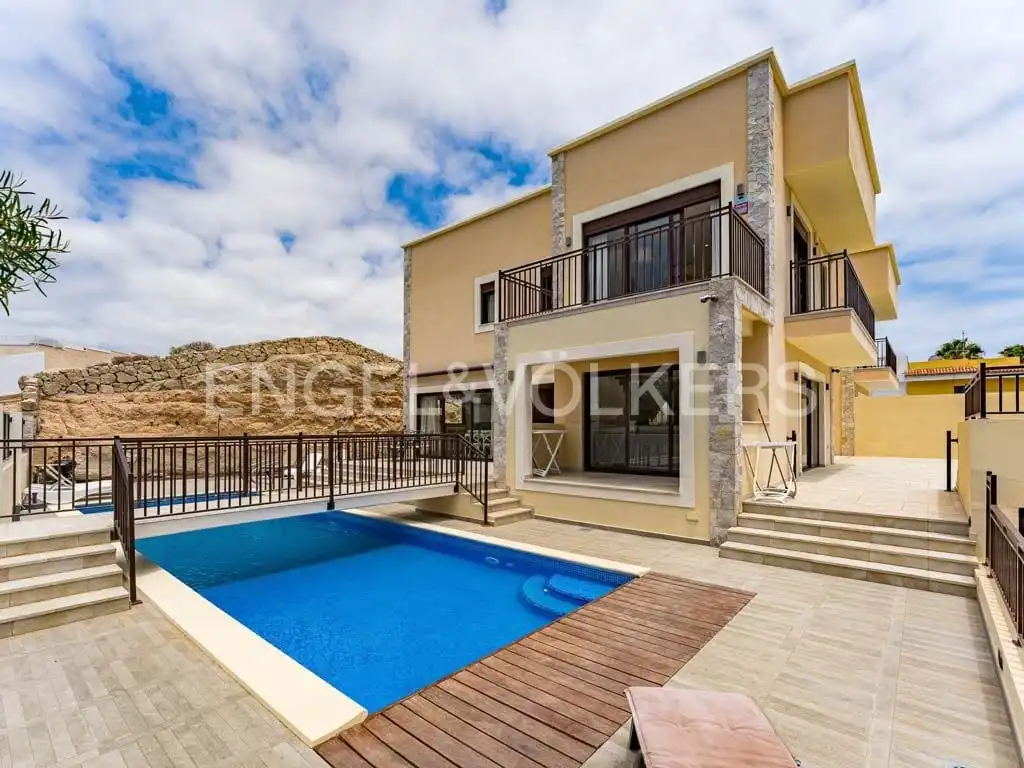 Vista exterior de Casa o xalet en venda en Granadilla de Abona amb Aire condicionat, Terrassa i Piscina