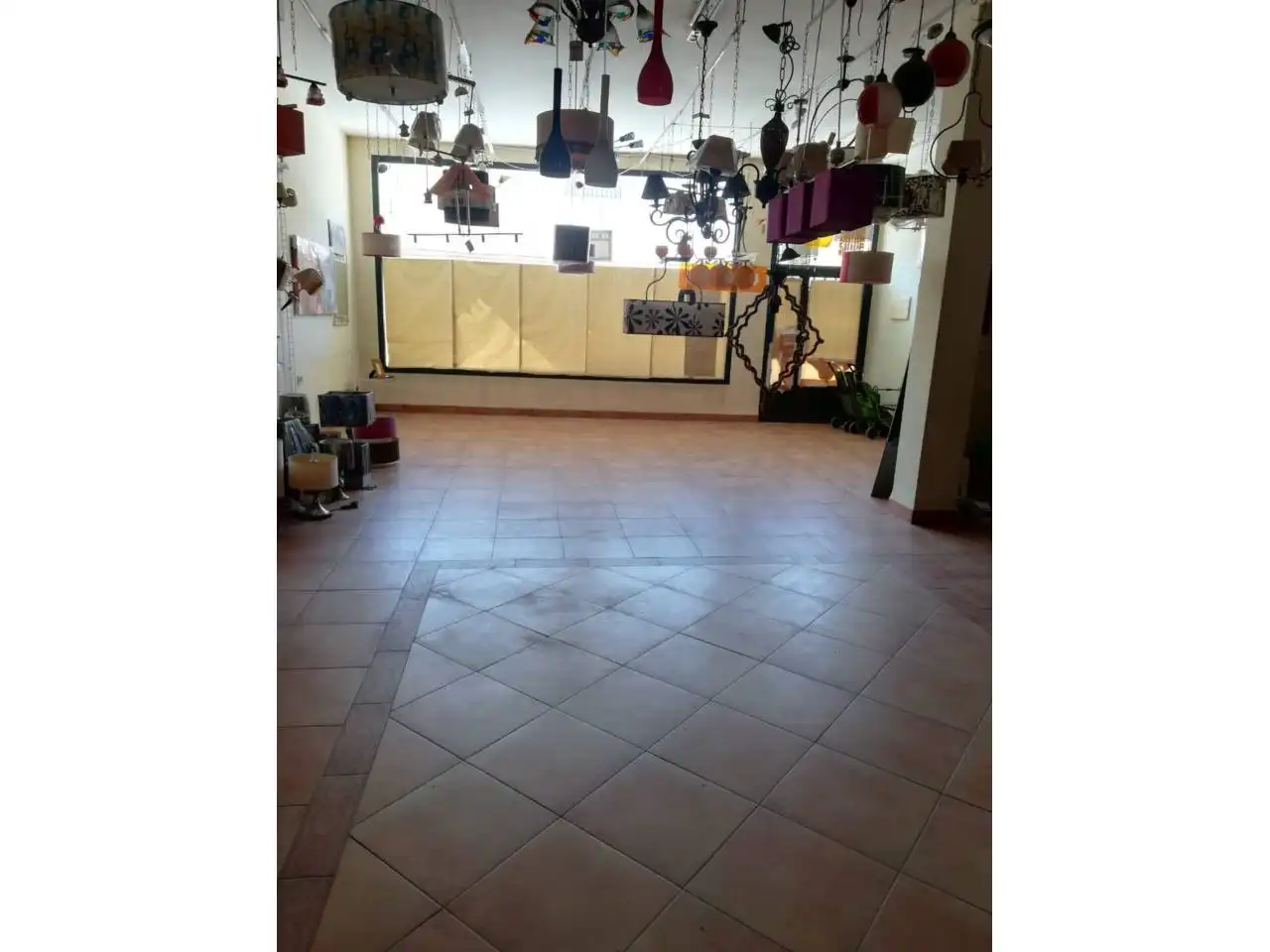 Locale commerciale in vendita a Calle PEÑAS