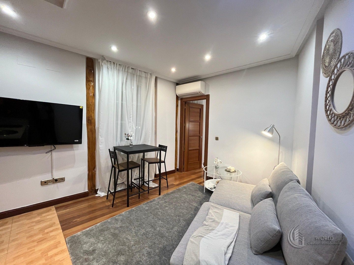Living room of Flat for sale in  Madrid Capital  with Air Conditioner, Furnished and Oven