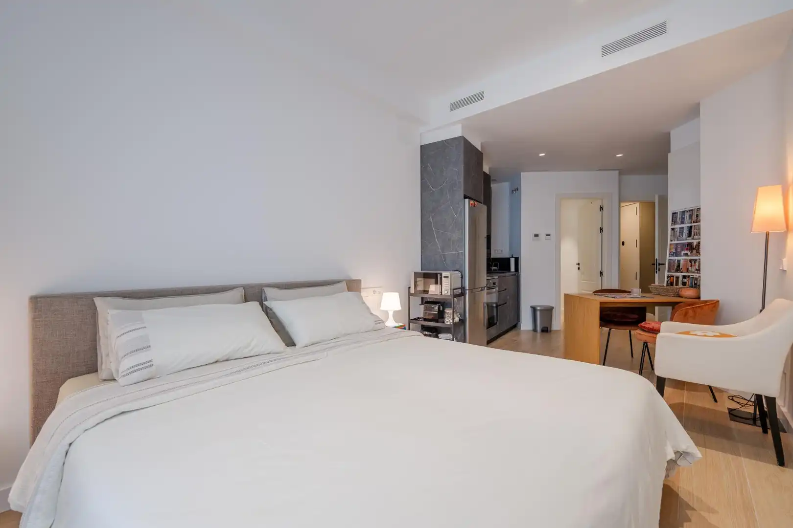 Bedroom of Flat for rent in Girona  with Air Conditioner and Heating