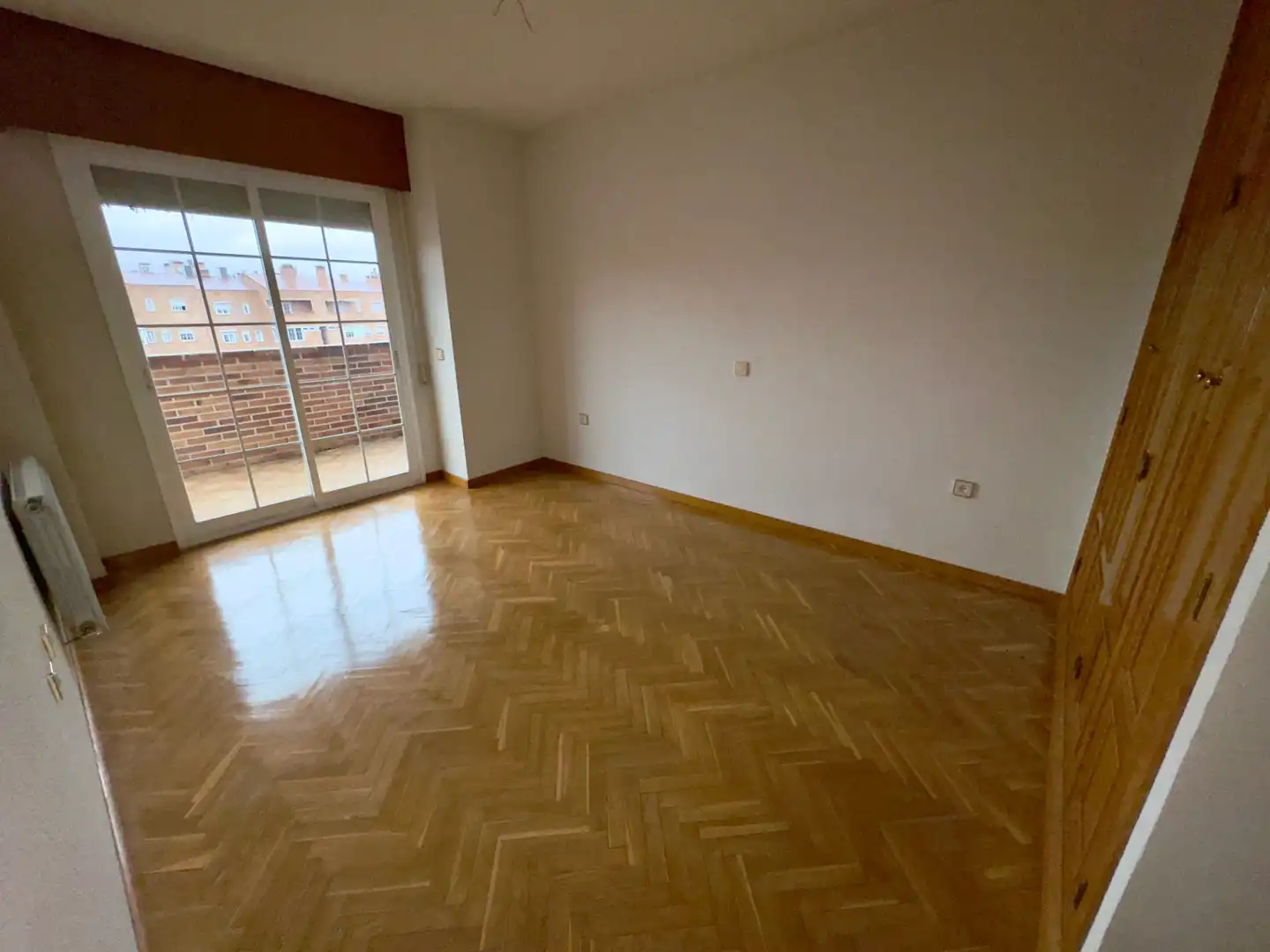 Schlafzimmer von Dachboden zum Verkauf in Coslada mit Parkett, Terrasse und Abstellraum