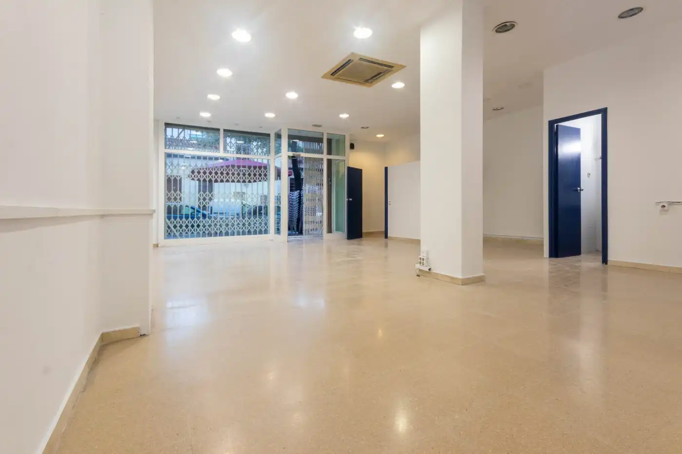 Business premises for sale in Centre - Sant Oleguer, imagen 2