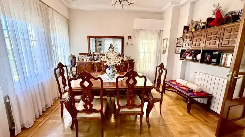 Menjador de Casa o xalet en venda en El Espinar amb Calefacció, Jardí privat i Parquet