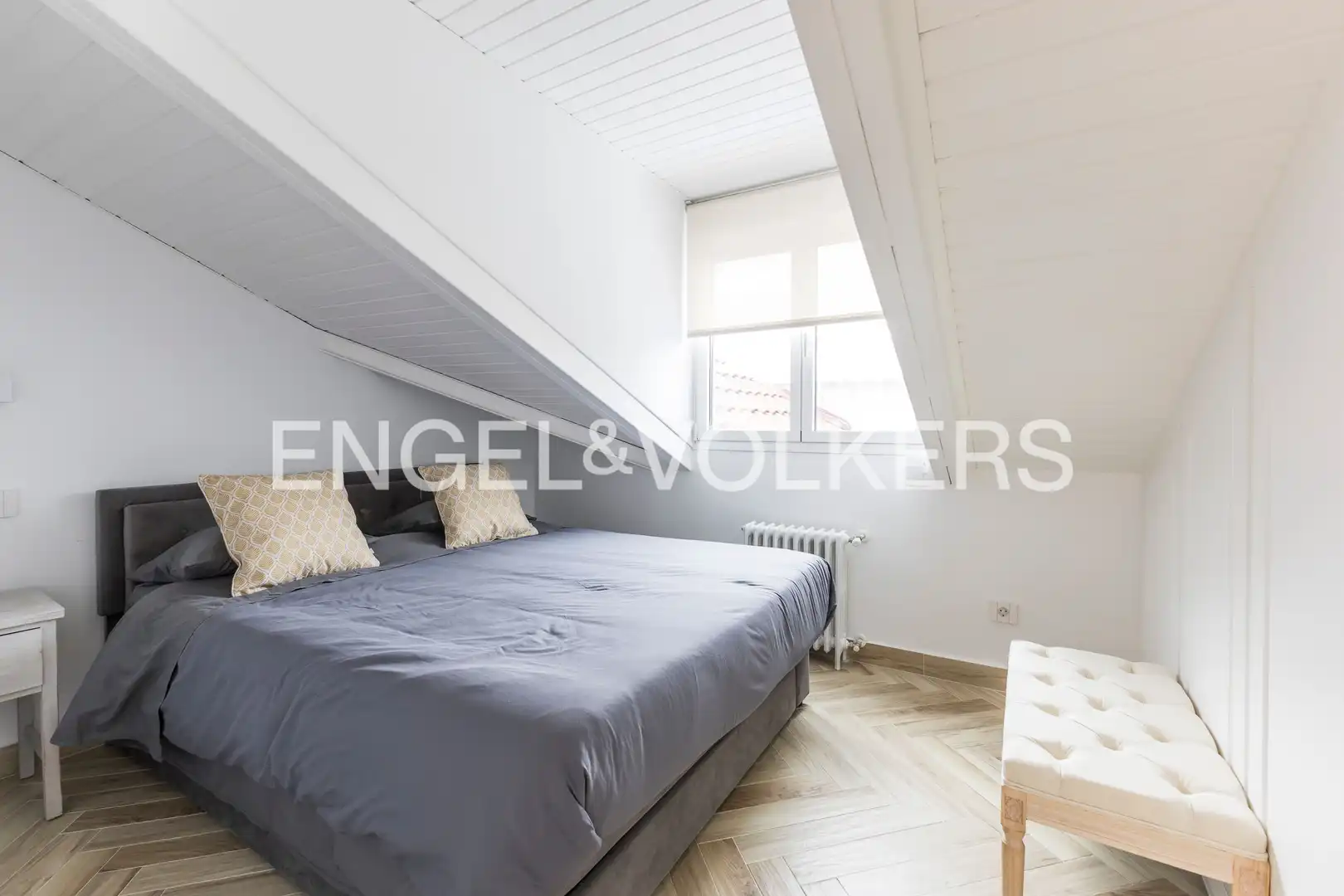 Schlafzimmer von Dachboden zur Miete in Madrid mit Klimaanlage, Heizung und Terrasse
