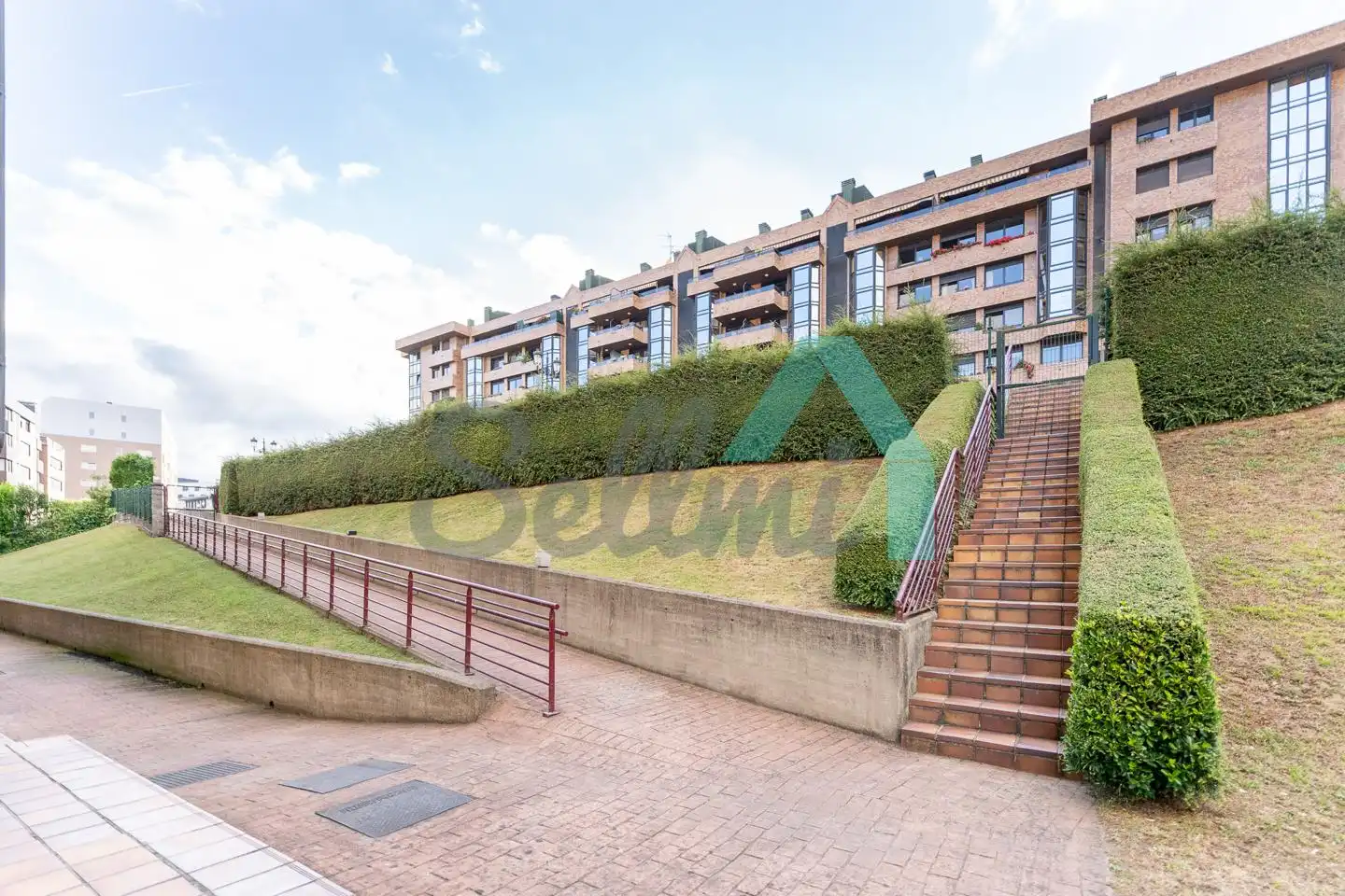 Vista exterior de Piso en venta en Oviedo  con Calefacción, Parquet y Trastero