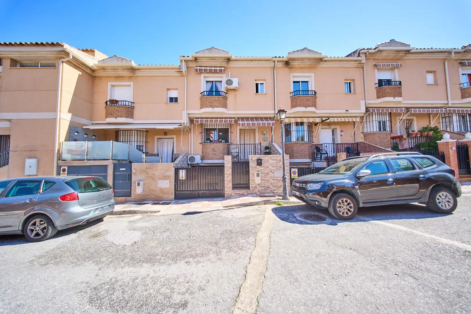 Vista exterior de Casa adosada en venda en La Zubia amb Aire condicionat i Calefacció