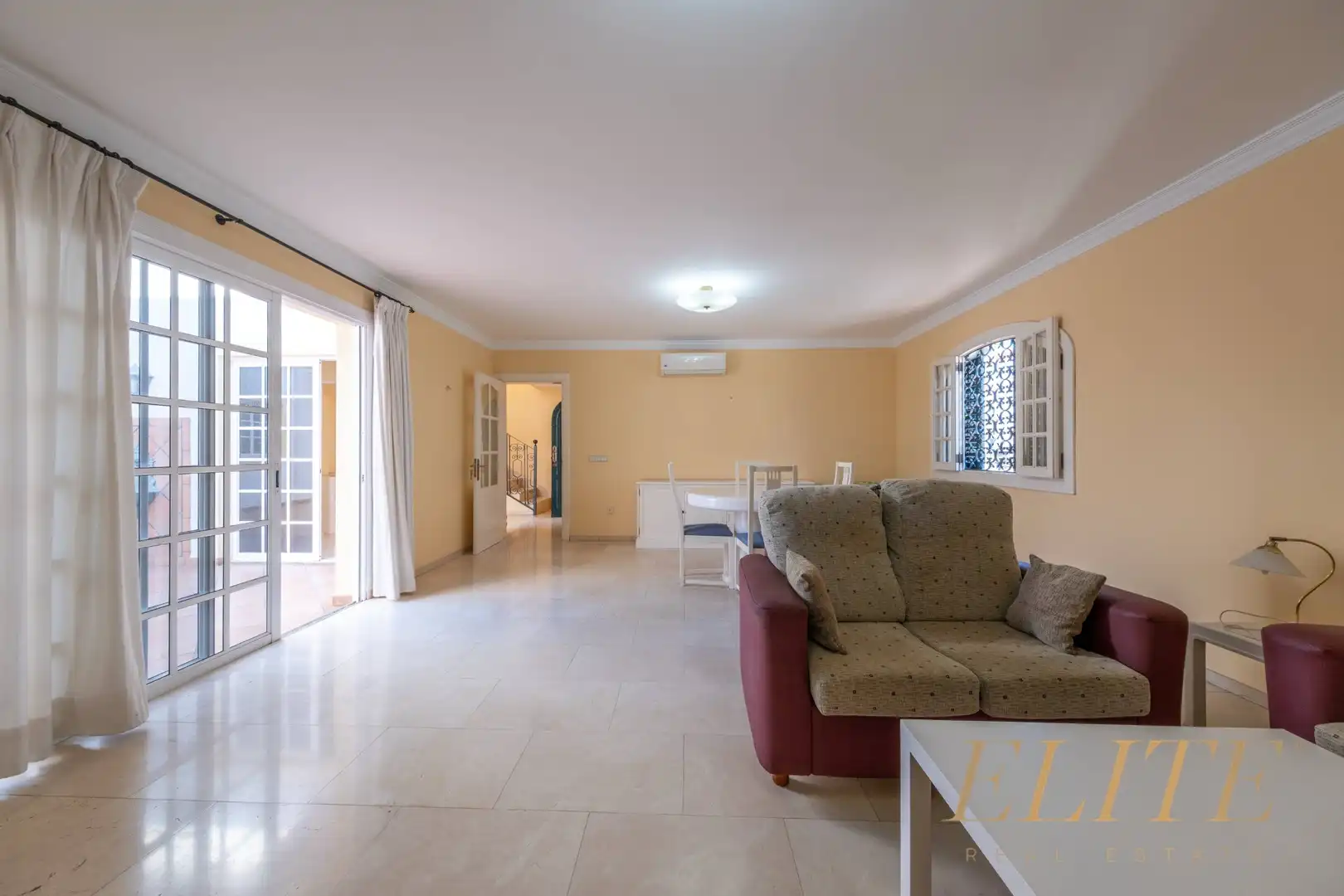 Sala d'estar de Casa adosada en venda en San Bartolomé de Tirajana amb Aire condicionat, Calefacció i Jardí privat