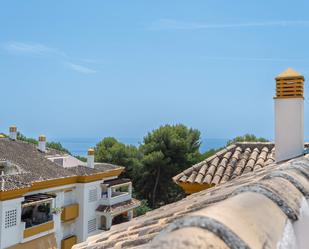 Vista exterior de Àtic en venda en Marbella amb Aire condicionat, Terrassa i Moblat