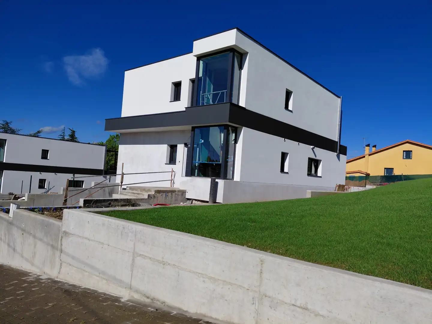 Vista exterior de Casa o xalet en venda en Oleiros amb Calefacció, Jardí privat i Parquet