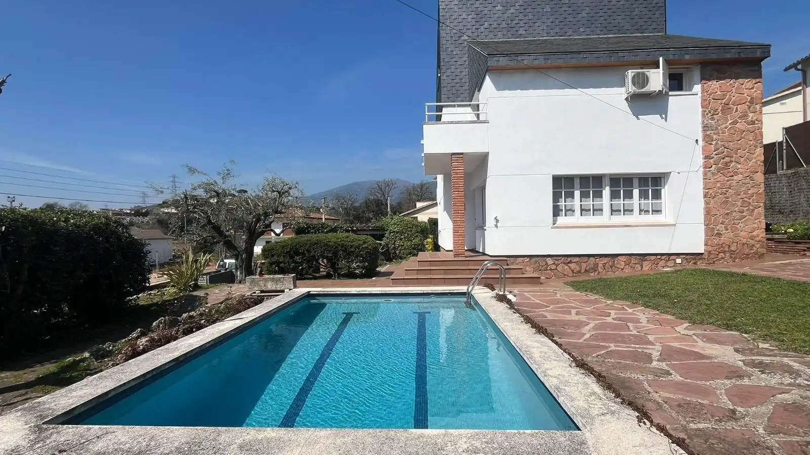 Swimming pool of Houses for sale in Riells i Viabrea  with Air Conditioner, Heating and Private garden