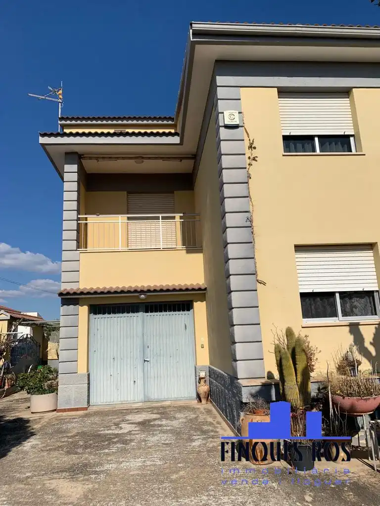 Vista exterior de Casa o xalet en venda en Vinaròs amb Jardí privat, Terrassa i Traster