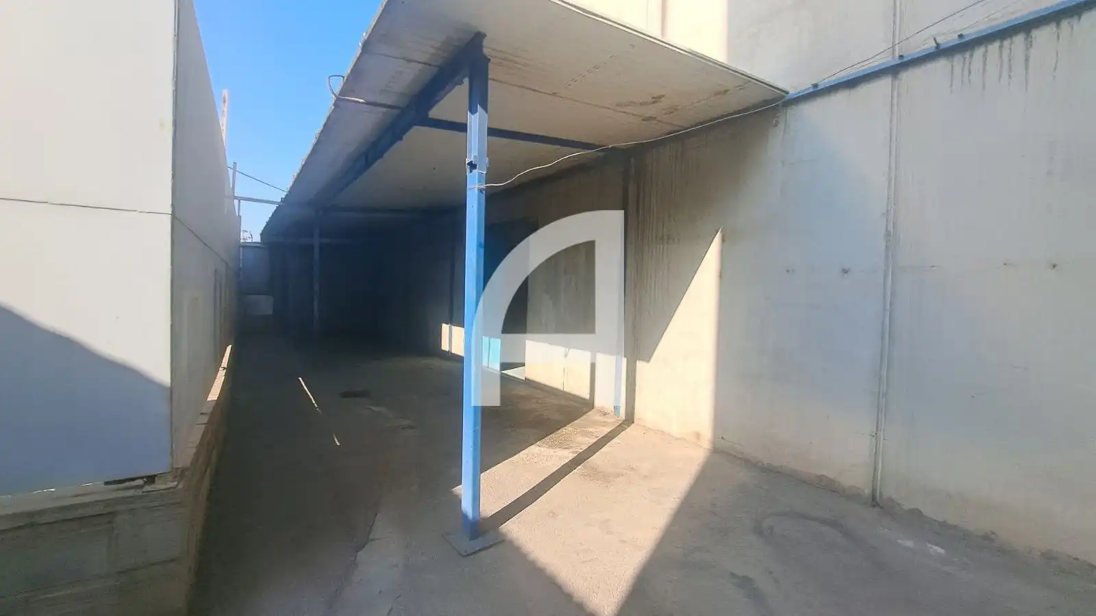 Parkplatz von Fabrikhallen zur Miete in Molins de Rei