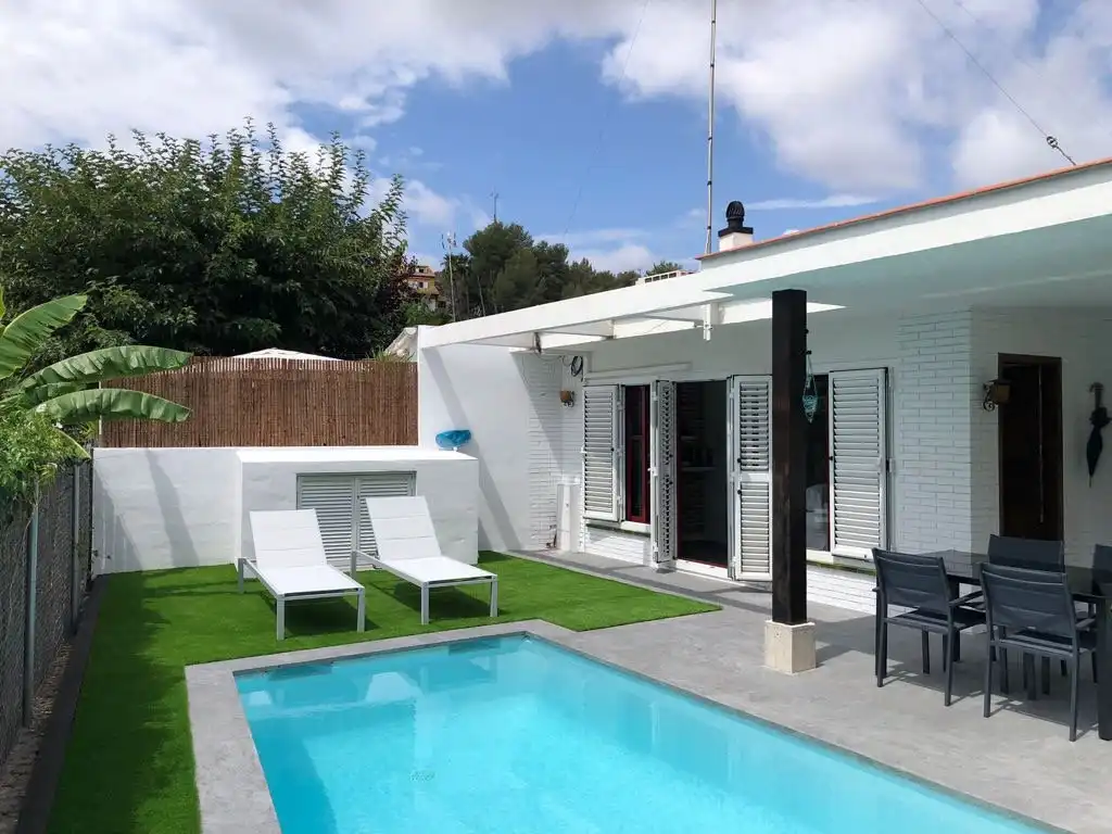 Schwimmbecken von Haus oder Chalet zur Miete in Sant Pere de Ribes mit Klimaanlage, Heizung und Privatgarten