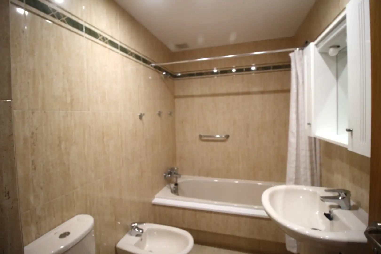 Badezimmer von Wohnung zur Miete in Sada (A Coruña) mit Heizung, Parkett und Abstellraum