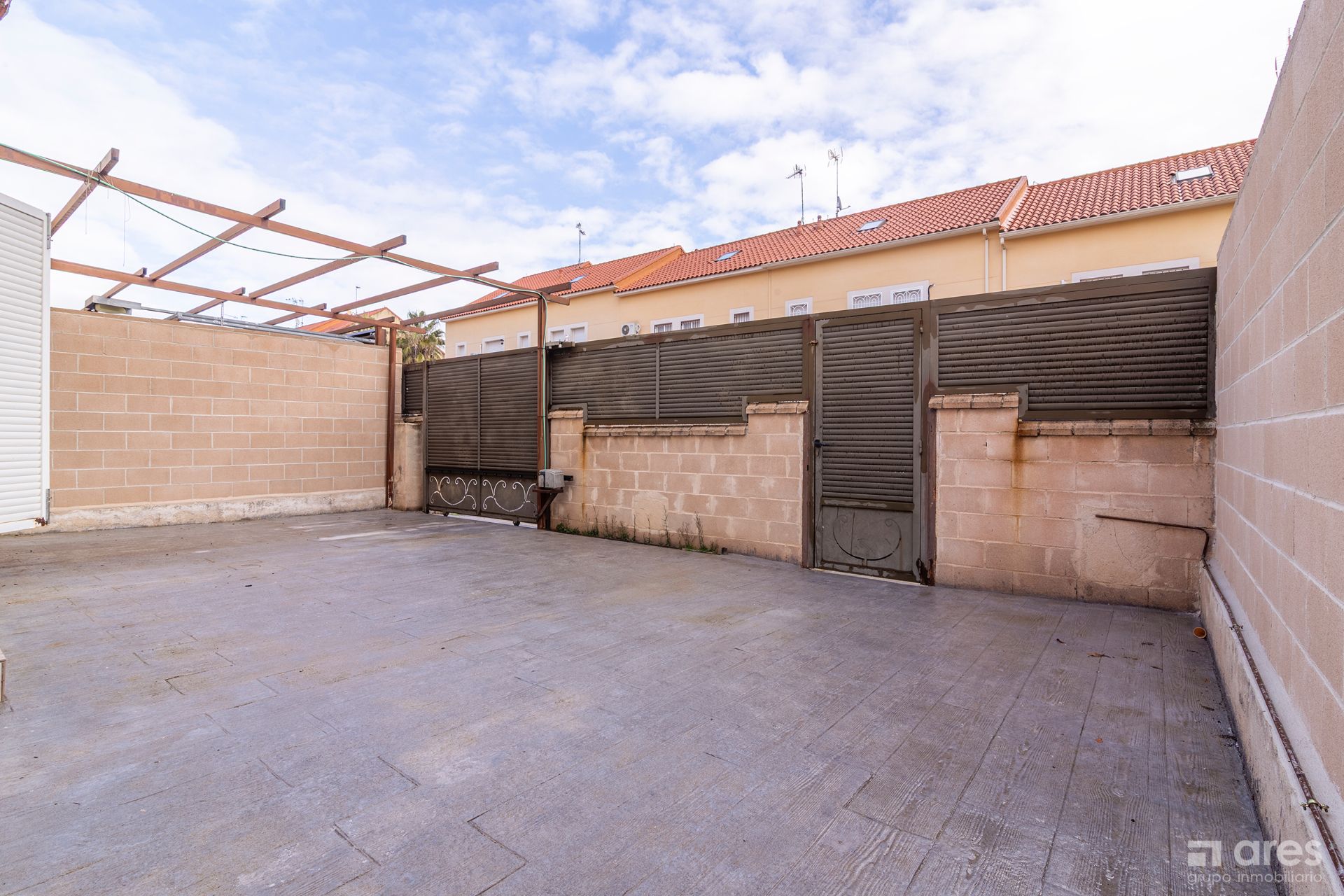 Vista exterior de Casa adosada en venda en El Viso de San Juan amb Aire condicionat, Calefacció i Jardí privat