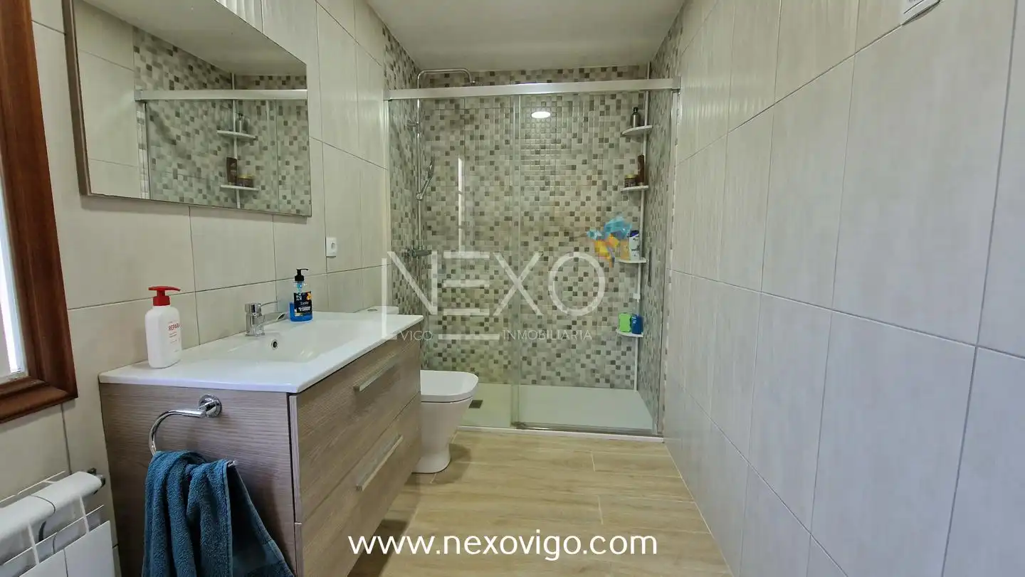 Baño de Casa o chalet en venta en Cangas  con Calefacción, Jardín privado y Piscina