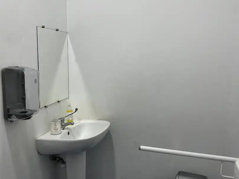 Baño de Local en traspaso en Alcobendas con Aire acondicionado, Calefacción y Amueblado