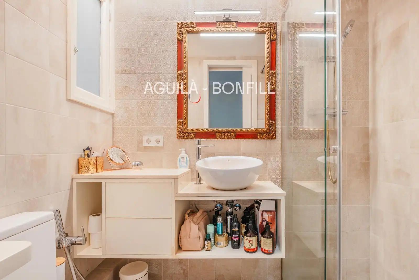 Badezimmer von Wohnung zum Verkauf in Barcelona mit Klimaanlage, Heizung und Parkett