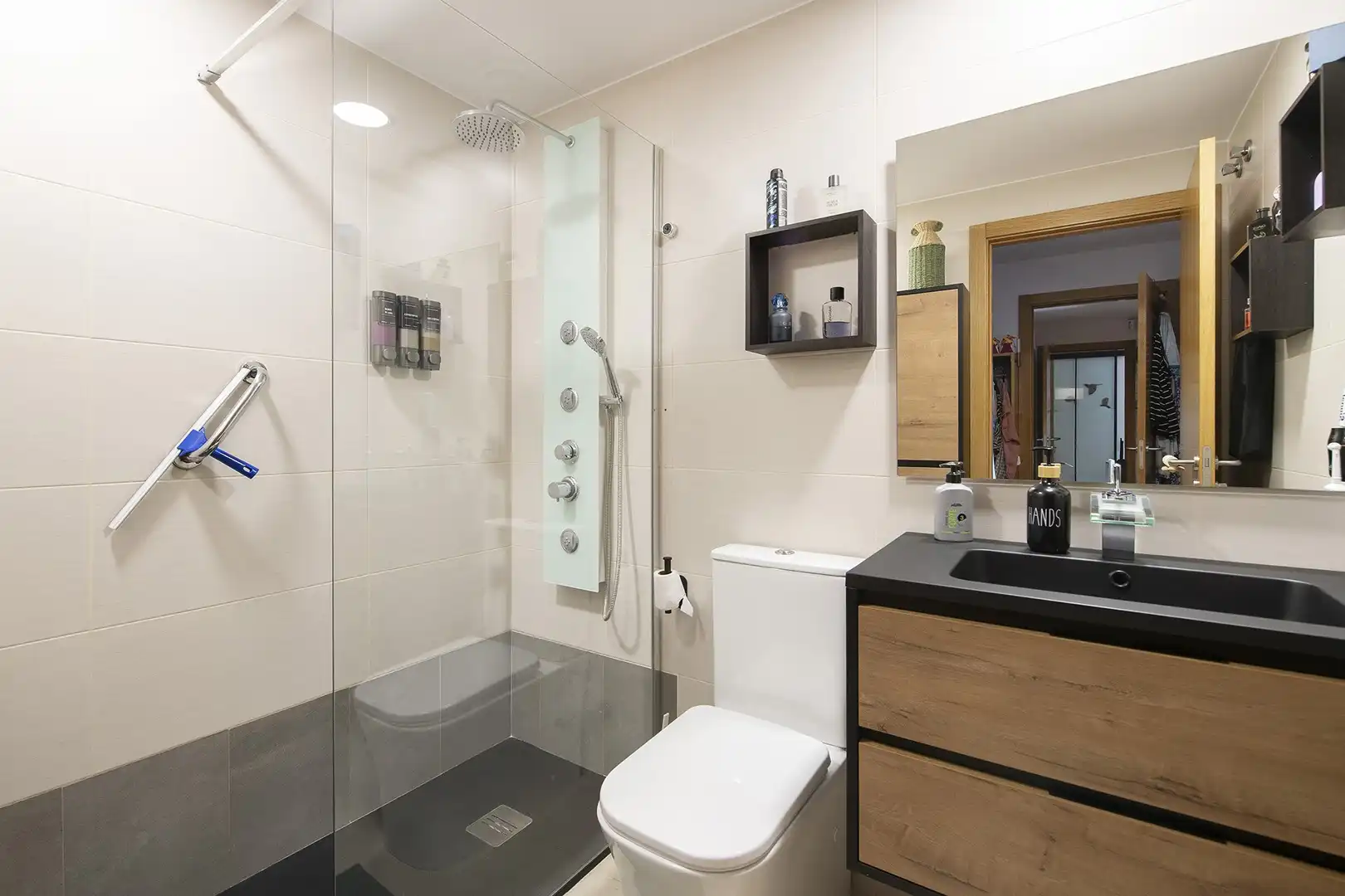 Baño de Piso en venta en Banyoles con Calefacción, Trastero y Balcón