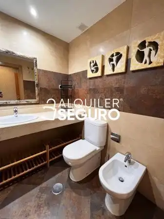 Baño de Piso de alquiler en Valladolid con Calefacción, Terraza y Trastero