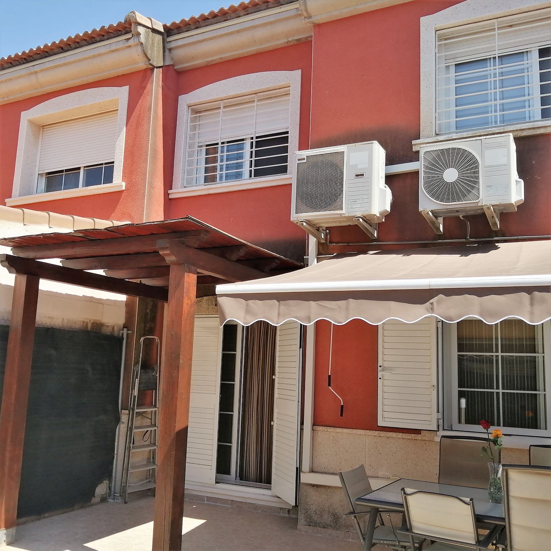 Vista exterior de Casa o xalet de lloguer en La Pobla de Vallbona amb Aire condicionat, Calefacció i Terrassa