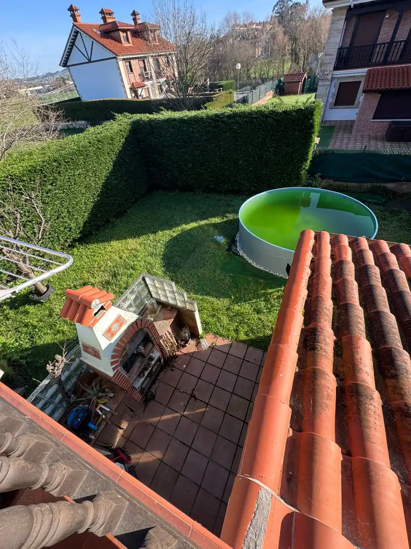 Schwimmbecken von Einfamilien-Reihenhaus zum Verkauf in Polanco mit Heizung, Privatgarten und Terrasse
