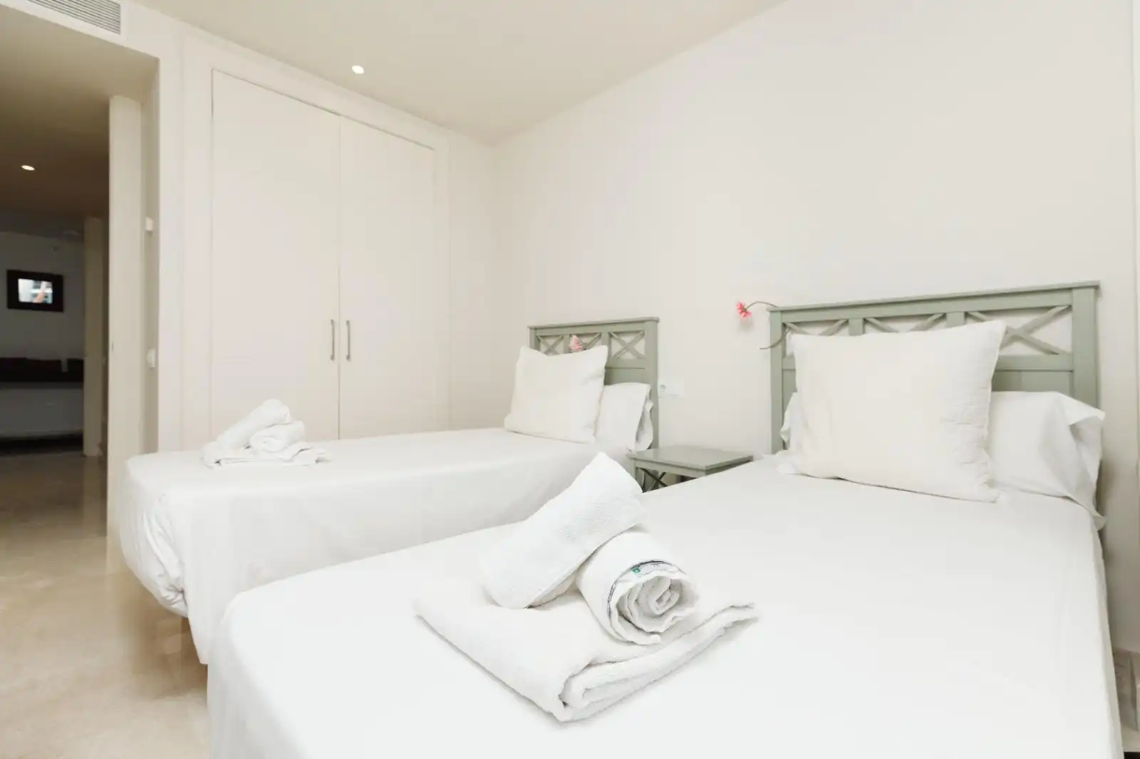 Schlafzimmer von Dachboden zum Verkauf in Manilva mit Klimaanlage, Heizung und Terrasse