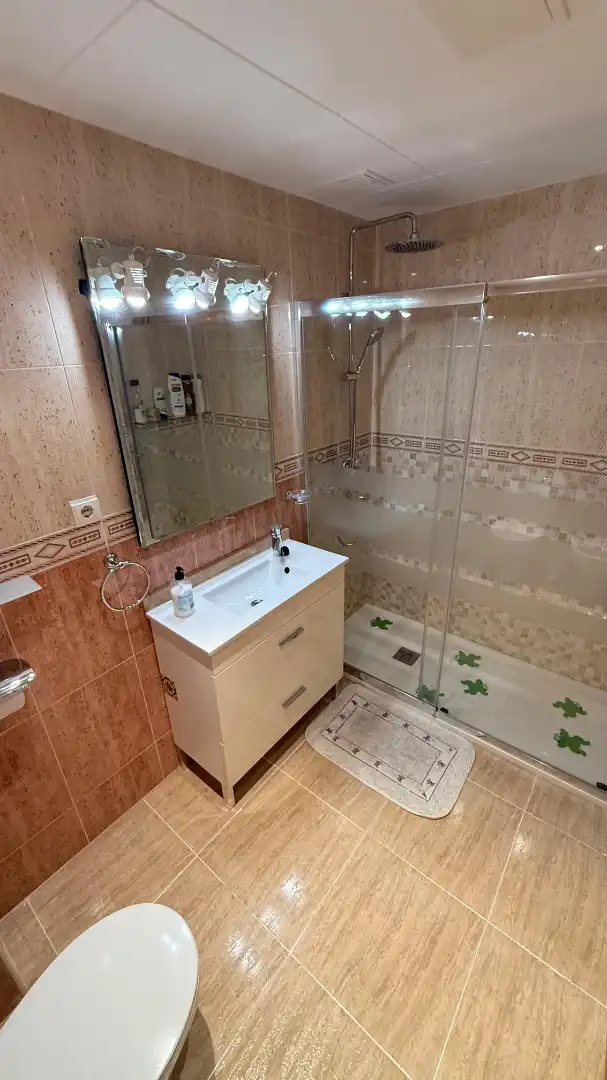 Baño de Casa adosada en venta en Roda de Berà con Calefacción, Jardín privado y Terraza