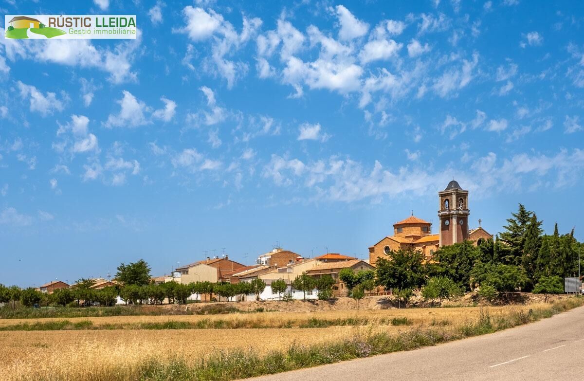 Exterior view of Single-family semi-detached for sale in Bell-lloc d'Urgell  with Air Conditioner, Heating and Private garden