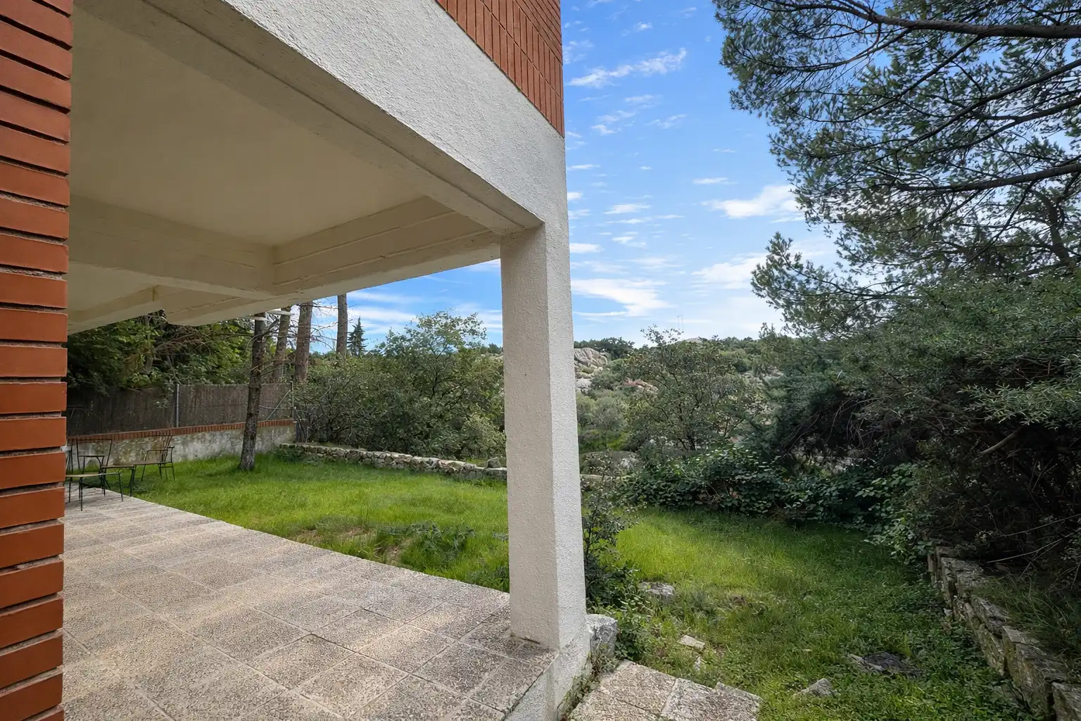 Vista exterior de Casa adosada en venda en Hoyo de Manzanares amb Jardí privat
