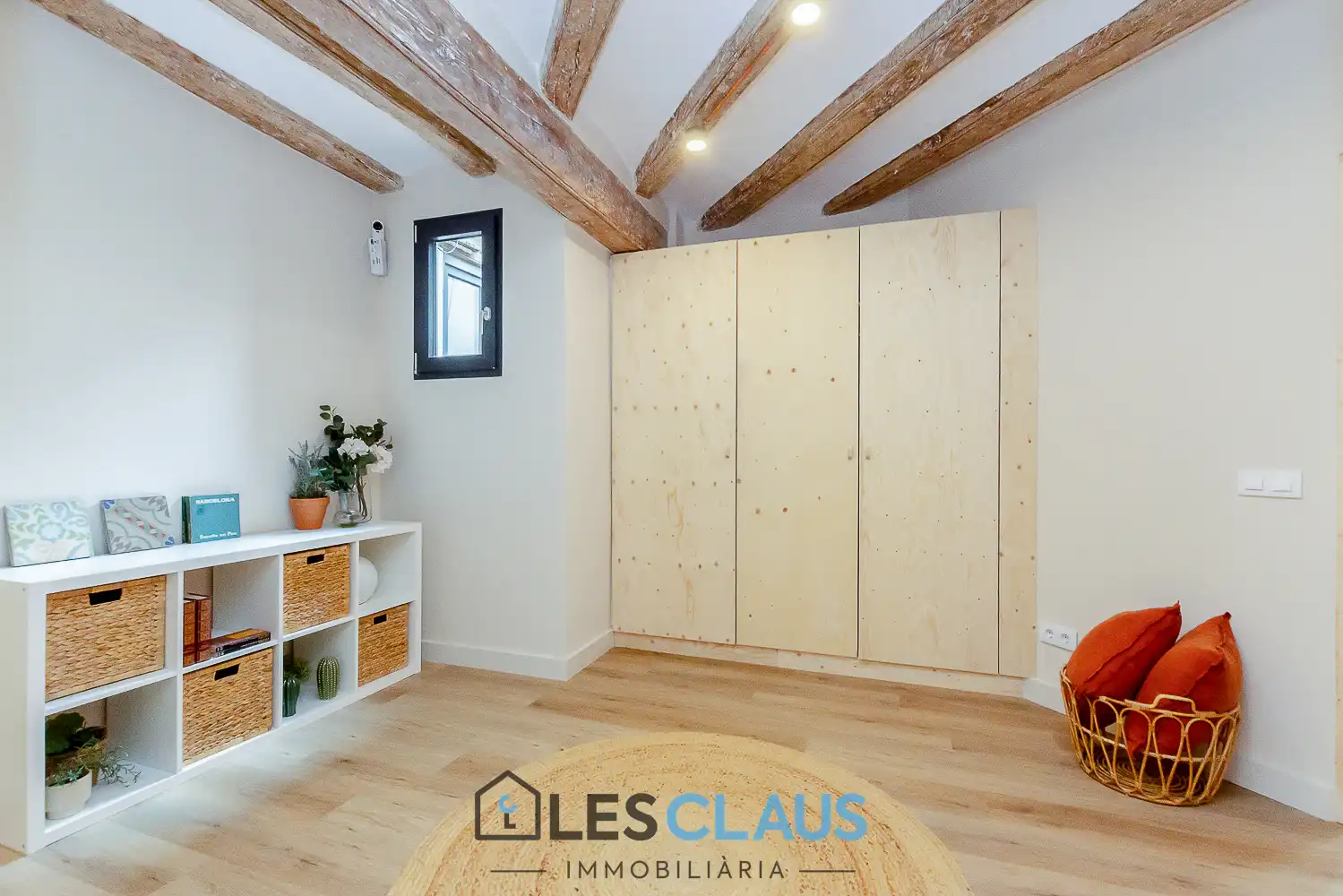 Schlafzimmer von Wohnung zum Verkauf in Barcelona mit Parkett, Ofen und Mikrowelle