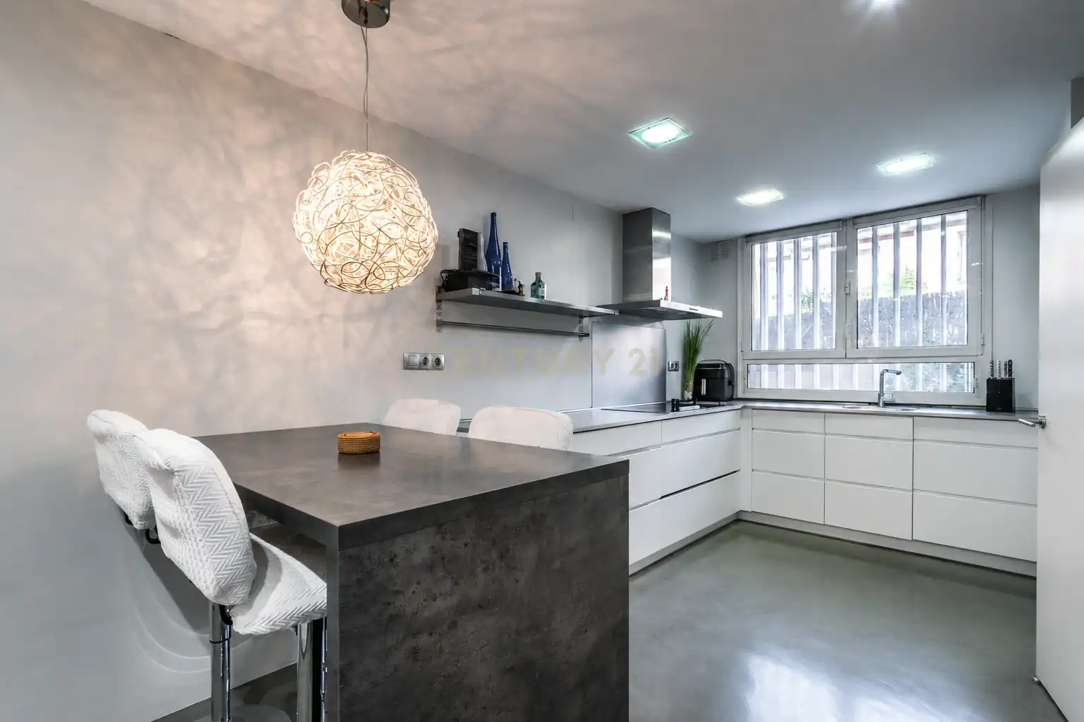 Küche von Einfamilien-Reihenhaus zum Verkauf in Sant Joan Despí mit Klimaanlage und Balkon