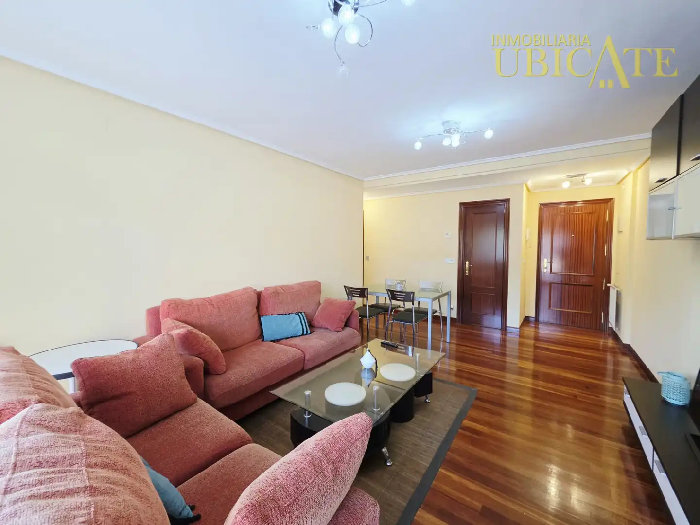 Sala de estar de Piso en venta en Castro-Urdiales con Calefacción, Parquet y Terraza