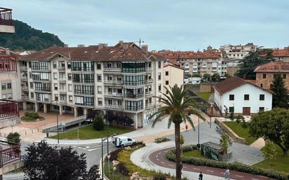 Vista exterior de Pis en venda en Zarautz amb Terrassa i Balcó